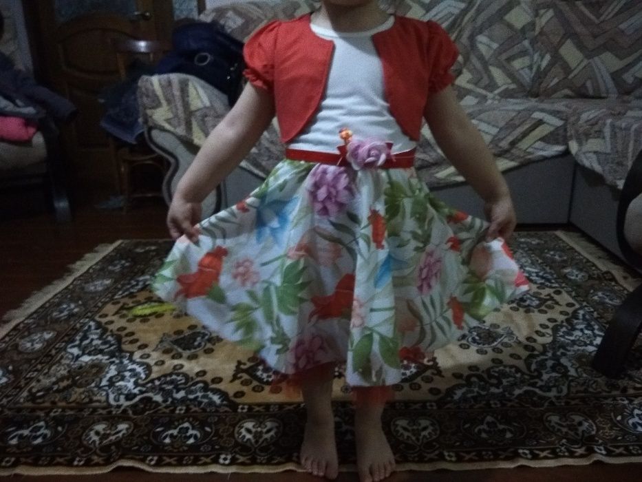 Нарядное платье на девочку 2-3 года.