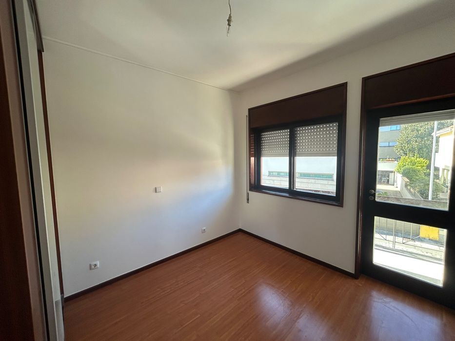 Arrenda-se moradia T4