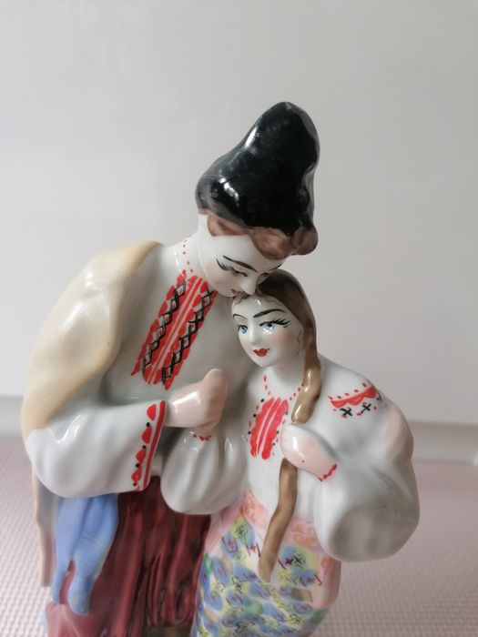 Figurka porcelana para w ludowych strojach ręcznie malowana