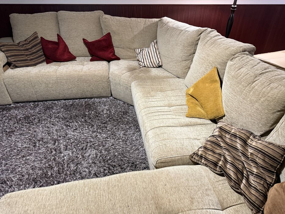 Sofá com chaise longue e 4 bancos