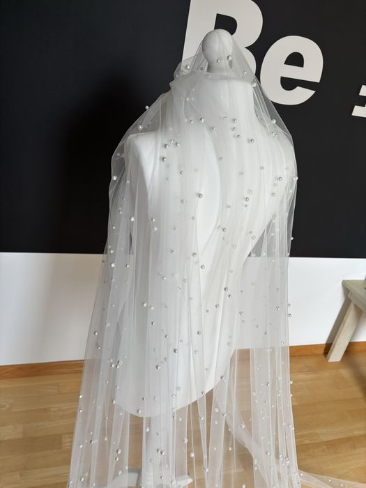 Nowy welon katedralny z perlami