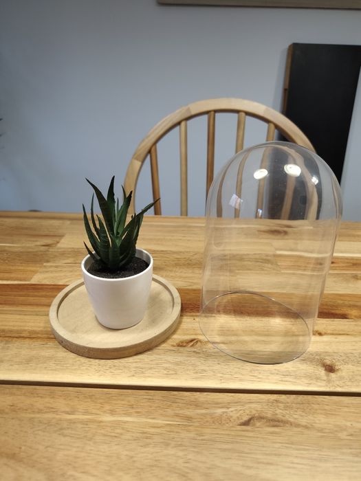 Campânula com planta artificial