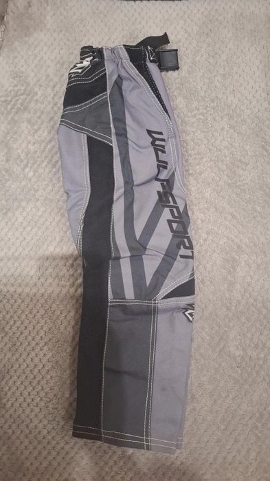Roupa de mota de criança