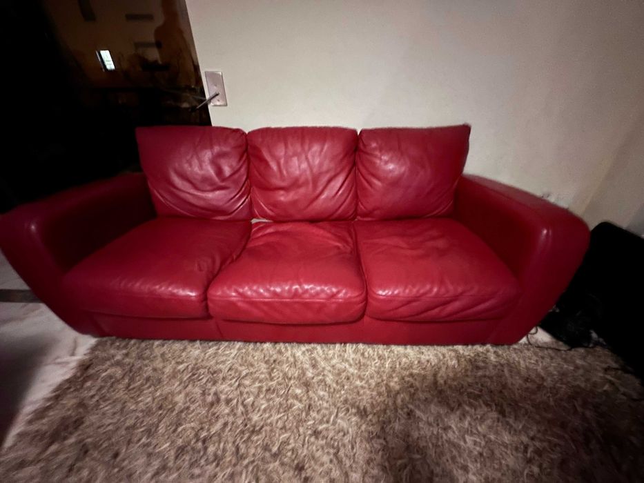 Sofá 3 lugares em pele da Divani Divani.
