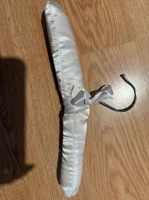 12 Cabides de bebé e crianças, em ótimo estado apenas 1 cabide tem uma risca preta no laço ( visualiza na 2 fotografia). Tamanho 28 cm.