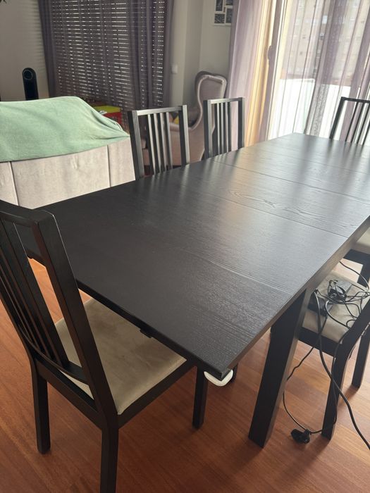 Mesa de jantar e cadeiras