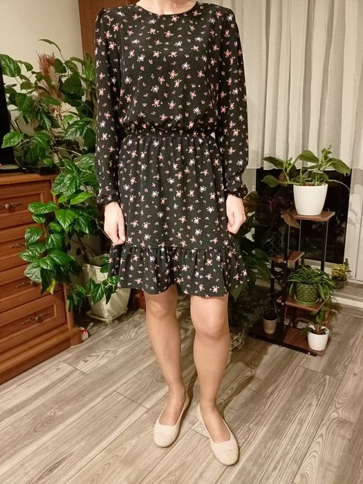 Sukienka w kwiaty Cropp