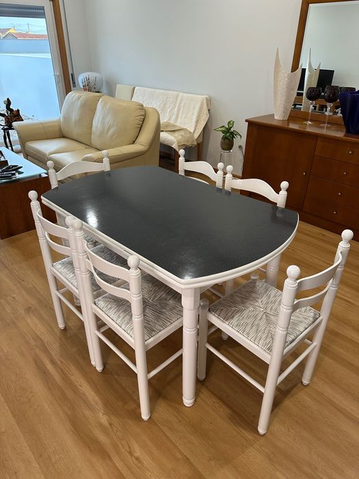 Conjunto de mesa e cadeiras