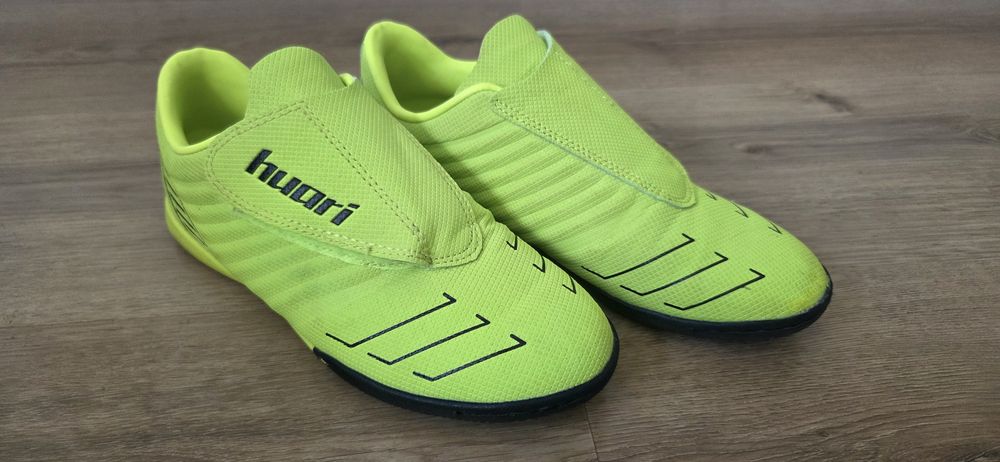 Dziecięce halówki, buty do piłki nożnej 33