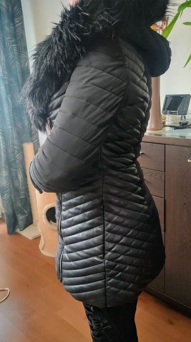 Czarna ciepła kurtka zimowa Guess 36
