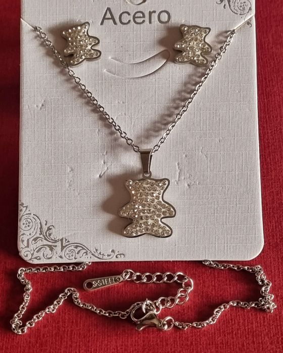 Conjunto prateado (colar e brincos), em aço, do ursinho com zirconias.