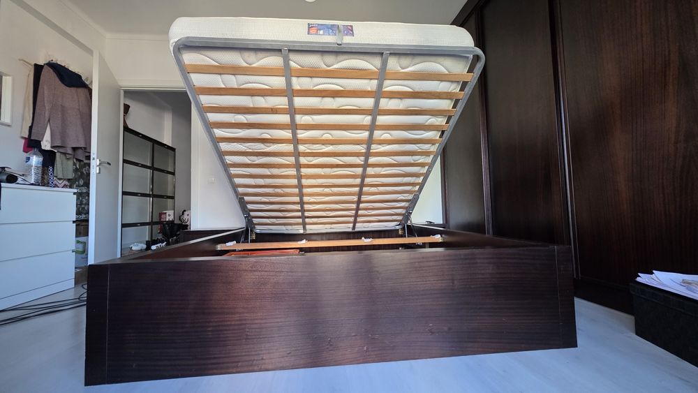 Cama + 2 Mesas de Cabeceira em Madeira Maciça Wengué