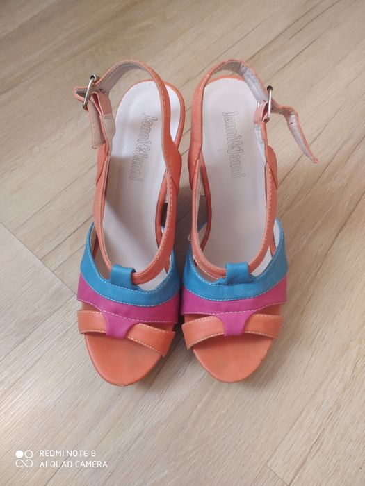 Кольорові босоніжки , гарно підійдуть до літнього плаття ,