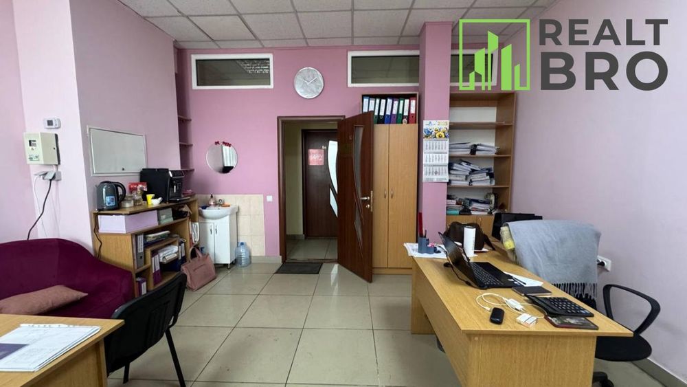 Офіс в центрі міста з панорамним балконом