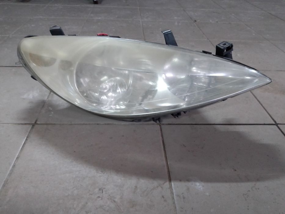 Передня фара Peugeot 307