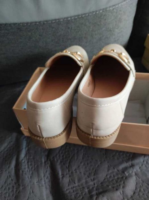 Beżowe Mokasyny z Imitacji Zamszu z Metaliczną Klamerką Karnelia