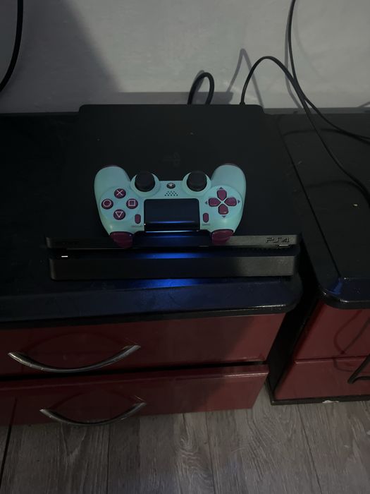 Продам ps4 slim.