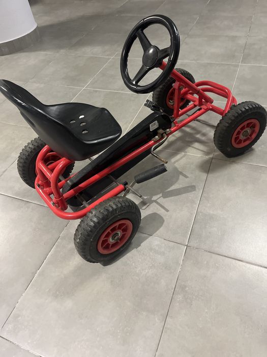 Carrinho de criança a pedais