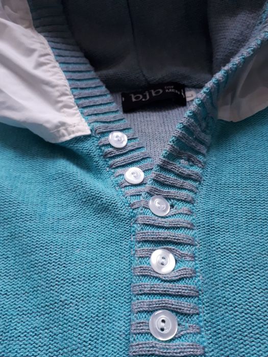 Męski sweter z kapturem