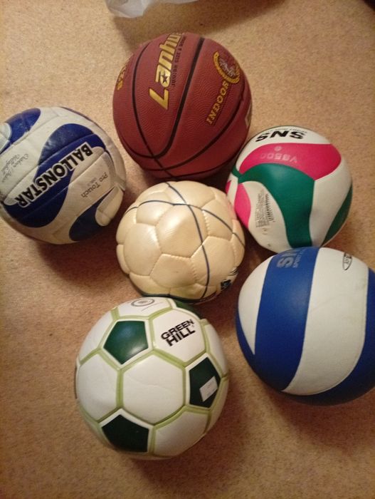 У продажу м'ячі.