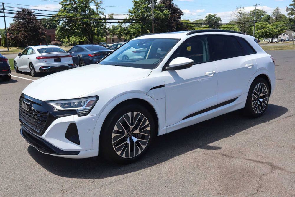 Audi Q8 e-tron quattro Premium Plus      2024