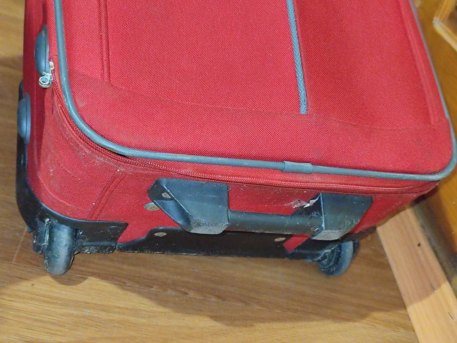Валіза містка Roncato червона велика 35*20*54 см з ручкою та відділами