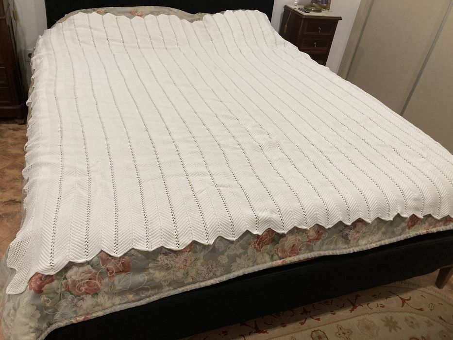 Colcha de renda feira á mão em bom estado