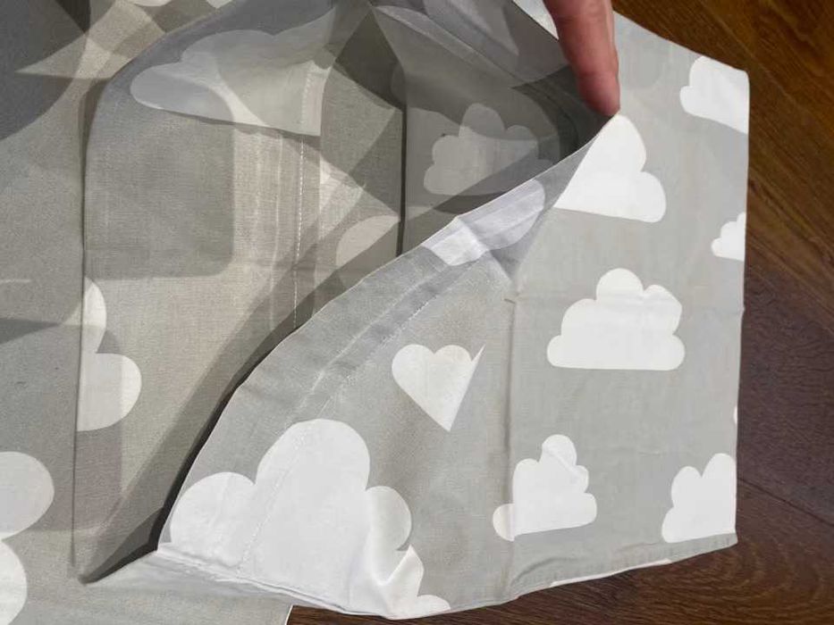 Capa de Edredão + Fronha Färg & Form – Cinzento com Nuvens Brancas