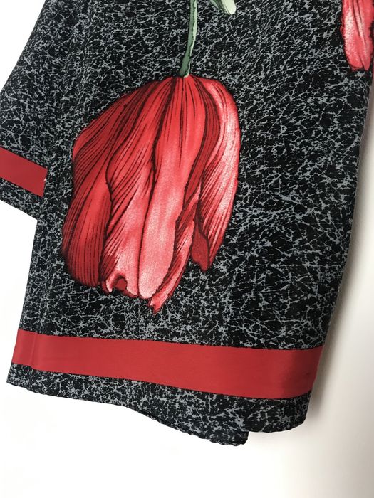 Czarna jedwabna apaszka, chusta w czerwone tulipany vintage