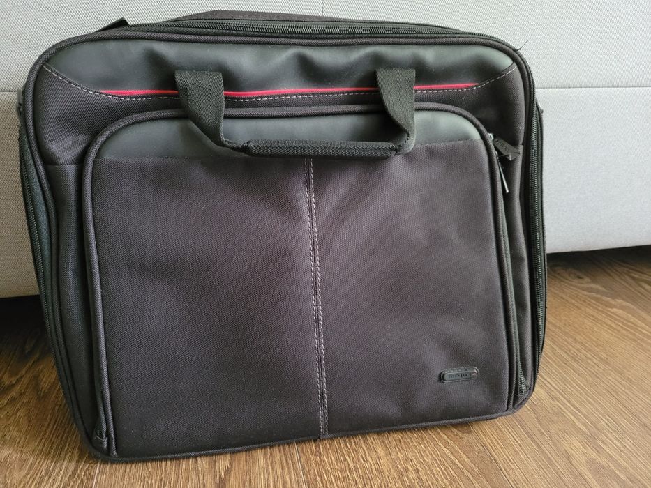 NOWA czarna torba na laptopa