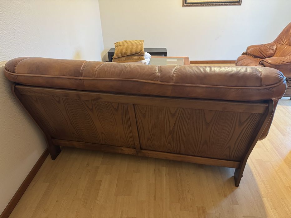 Conjunto de Sofa e Poltrona de Pele