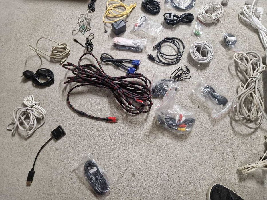 Zestaw kabli i akcesoriów – około 100 sztuk