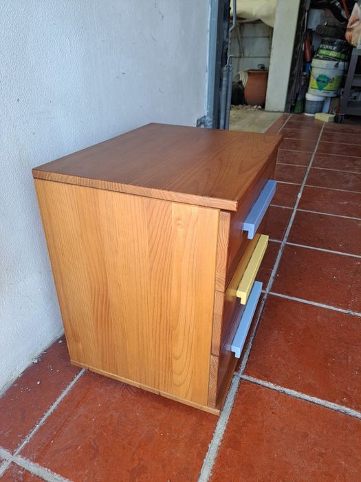 Mesa de cabeceira de madeira