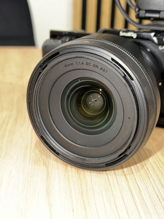 Zestaw Sony ZV-E10 + Sigma 16 mm f/1.4 + Rode Videomic Pro+