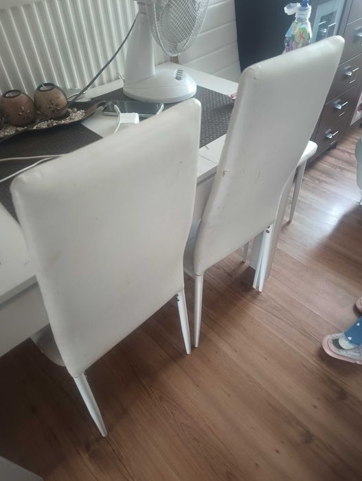 Biały stół i krzesła