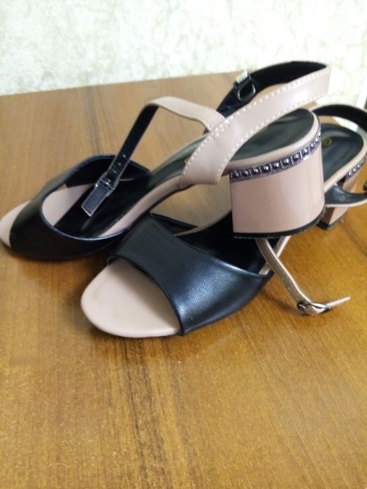 Босоніжки жіночі 38 розміру