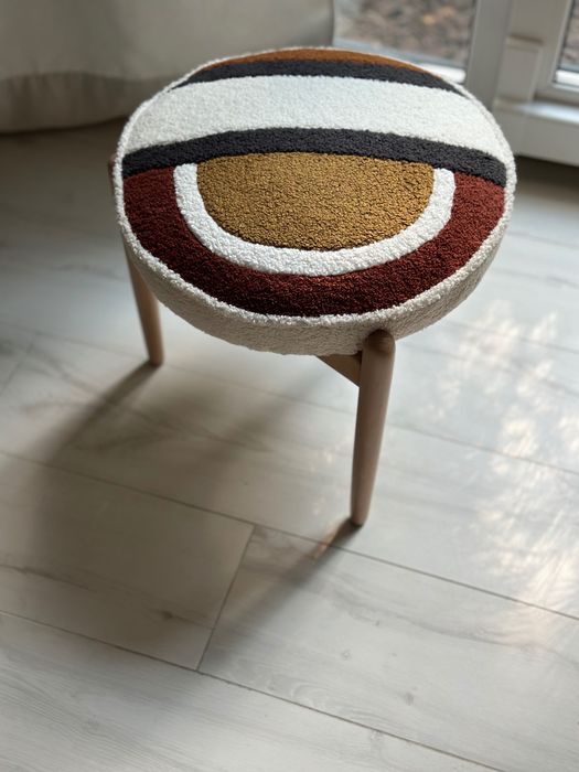 Podnóżek z lat 70. z poduszką - unikat po renowacji - bouclé