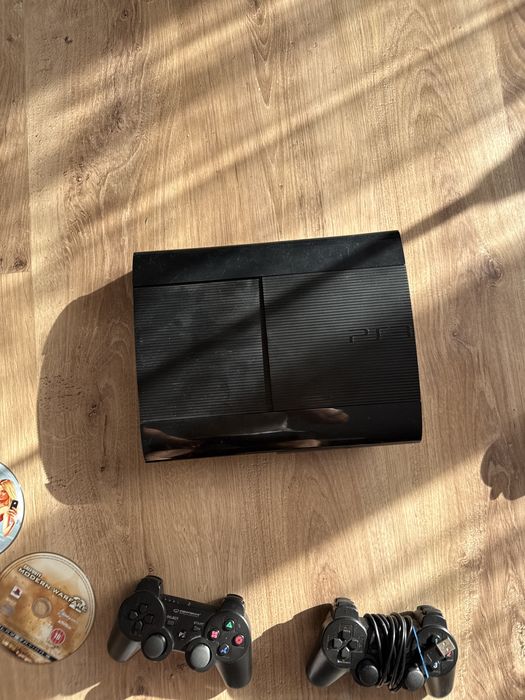 Sony PlayStation 3 Ps 3 super slim 500 gb 2 pady 3 gry okablowanie