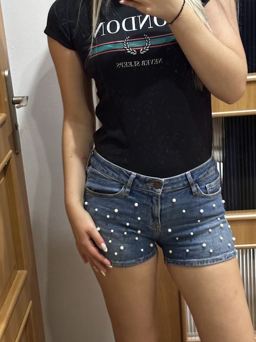 Krótkie jenasowe spodenki z perełkami - cross jeans