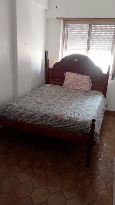 Quarto de solteiro para alugar com contrato na arrentela