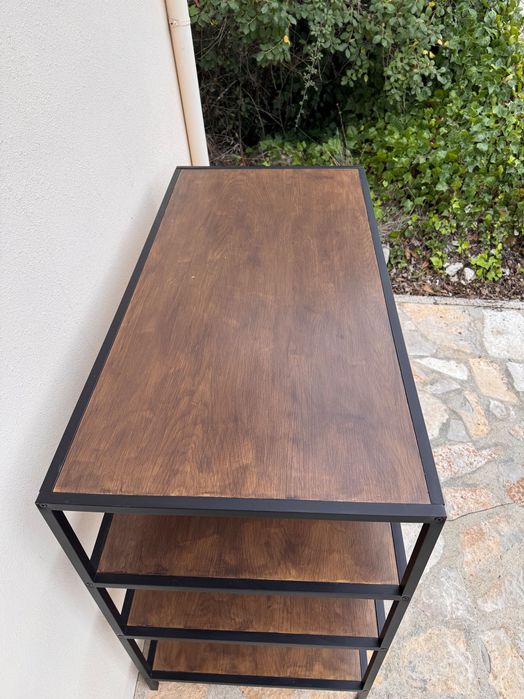 Mesa com prateleiras como nova