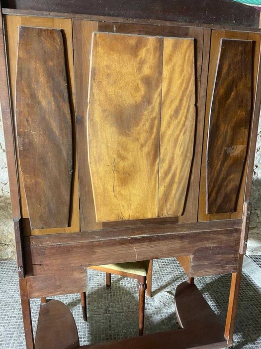 contador antigo com espelho e cadeira