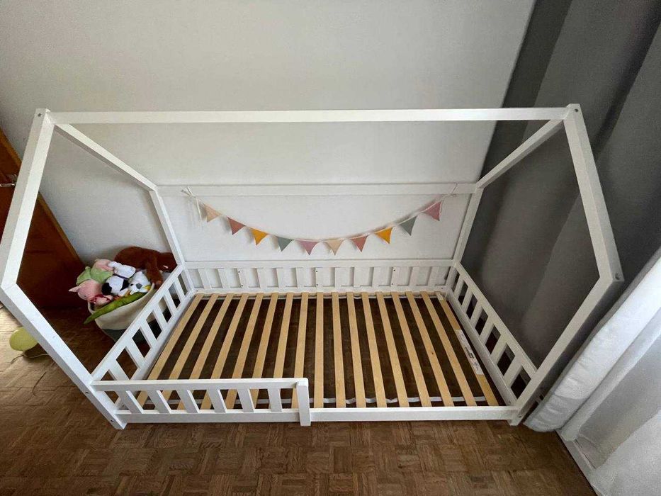 Cama infantil, cama de solteiro com estrado de ripas e corrimão, estilo Montessori, estrutura em forma de casinha, madeira de pinho, 90 x 200 cm