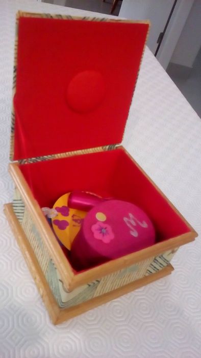 Porta-jóias em tecido aveludado