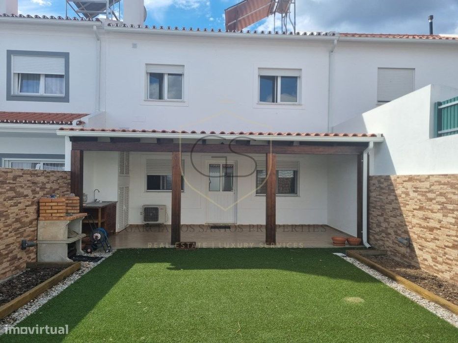 Distinta Moradia T3+1 Contemporânea com Logradouro Privado e Estúdi...