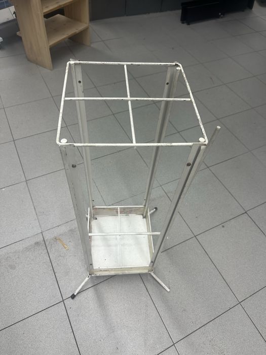 Expositor Stand Metálico de Chão – Torre Quadrada
