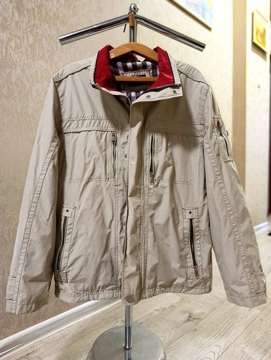 Чоловіча куртка у бежевому кольорі