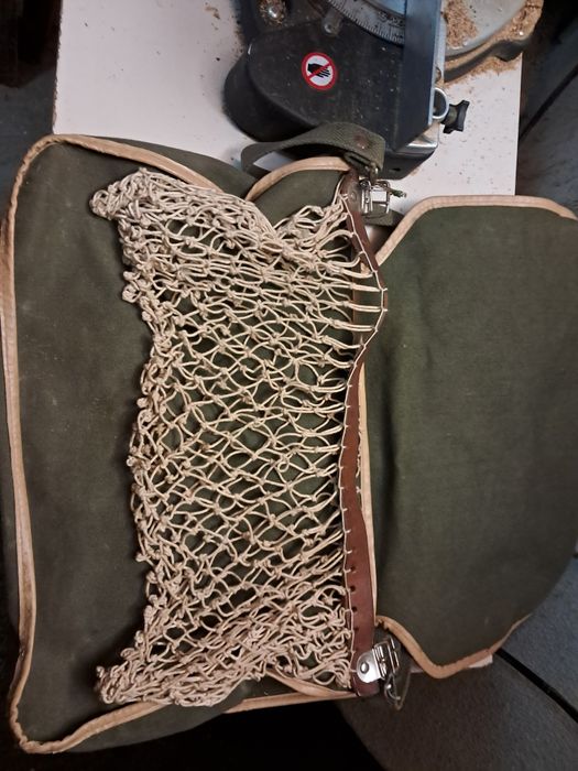 Sacola e pendurais de caça impecável