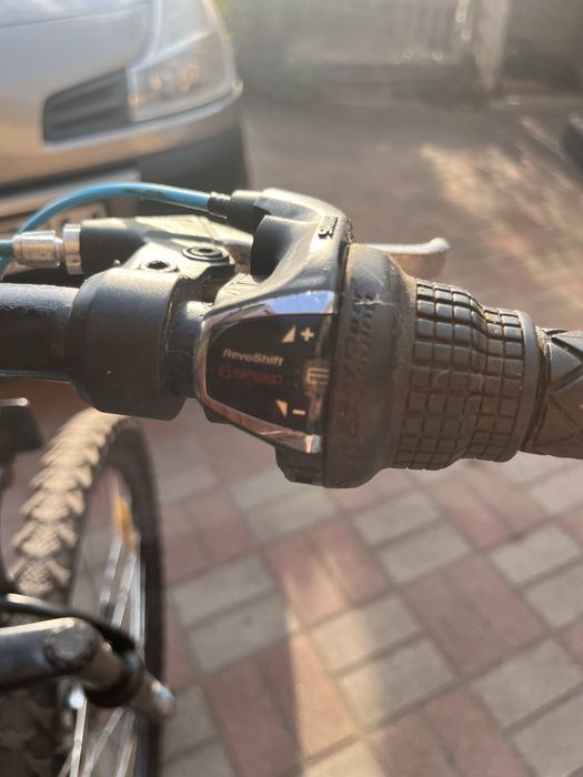 Niebiesko-czarny rower górski