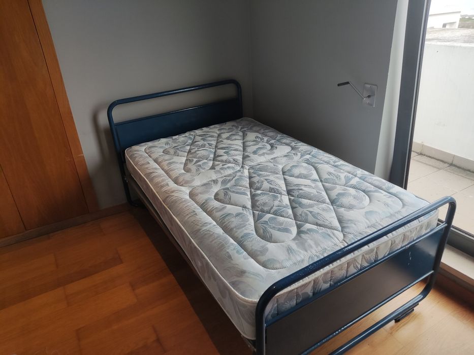 Cama armação de metal + colchão